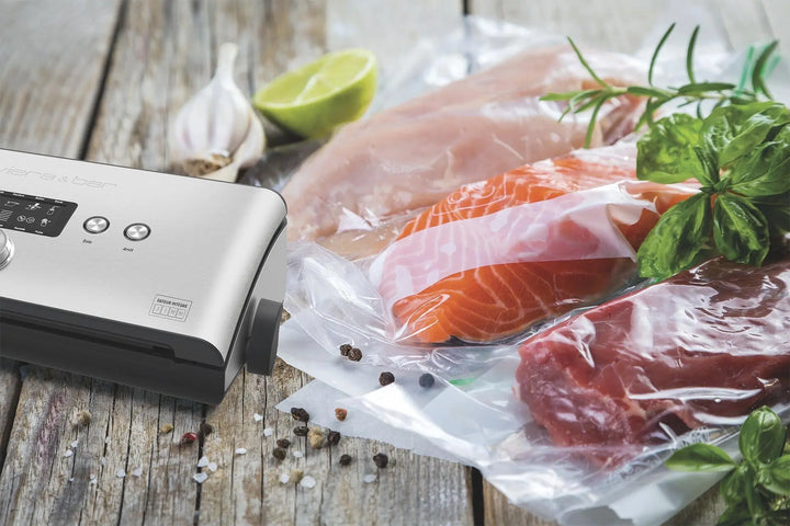 Machine sous vide avec aliments emballés, bois.