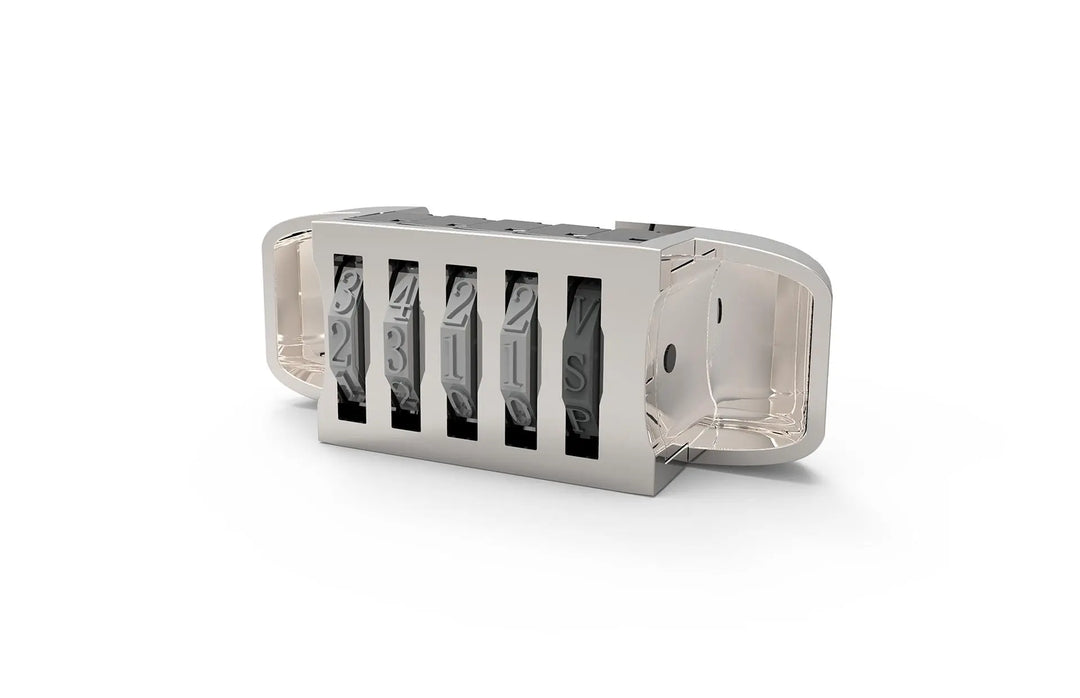 Compteur mécanique en métal argenté.