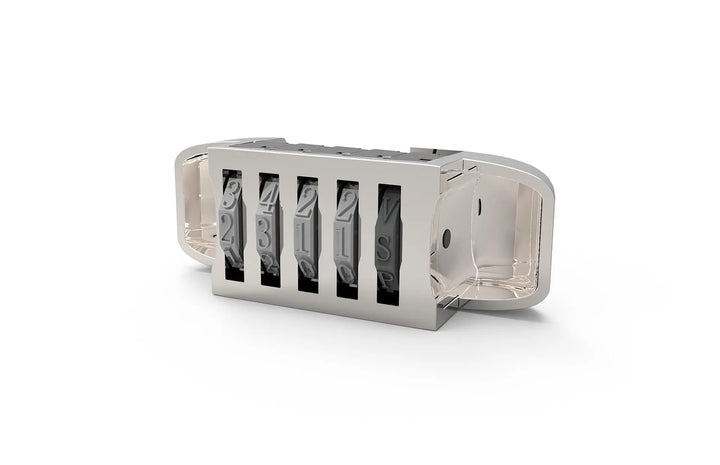 Compteur mécanique en métal argenté.