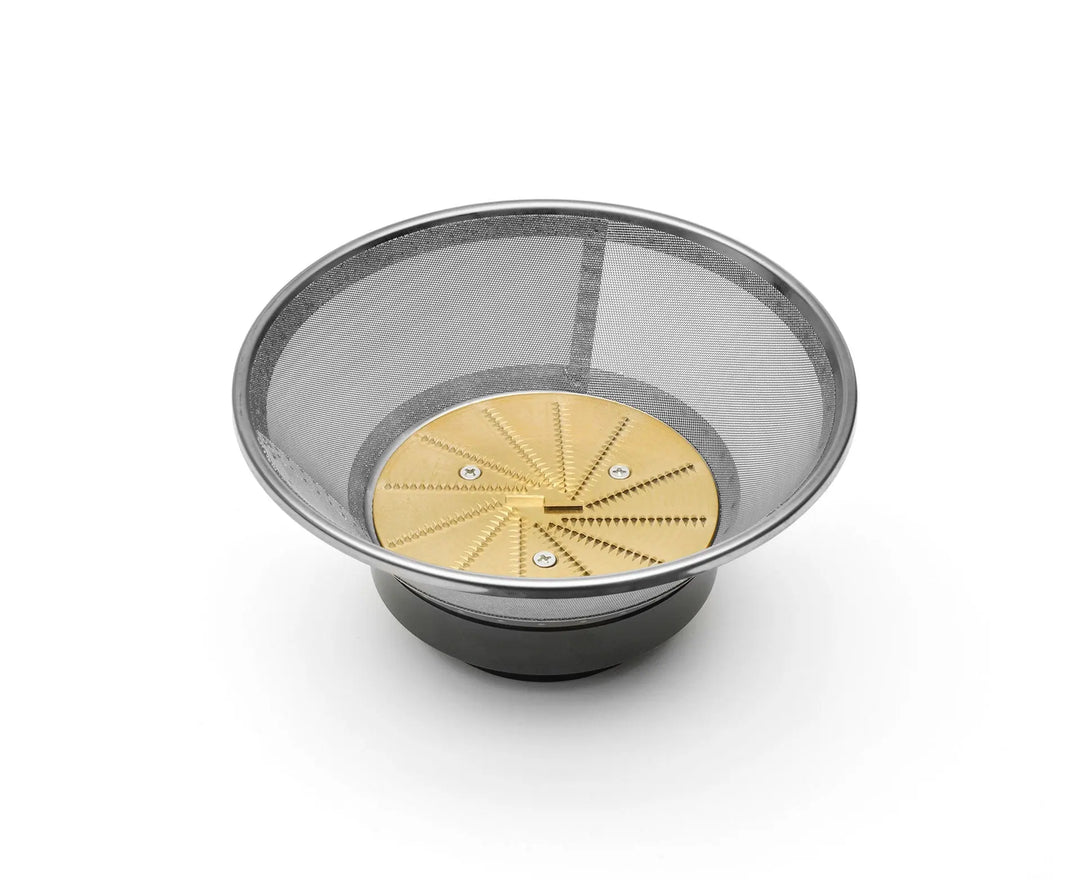 Passoire en métal avec râpe dorée.