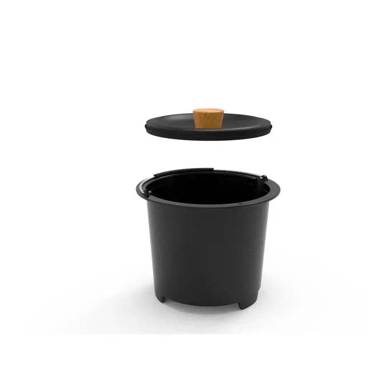 Poubelle noire avec couvercle.