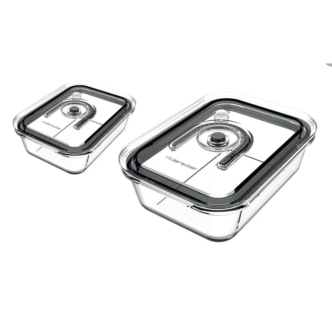 Boîtes de conservation transparentes avec couvercles noirs.