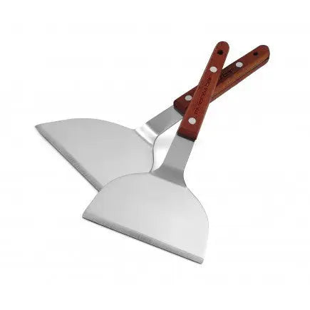 Deux spatules de cuisine en métal avec manches en bois.