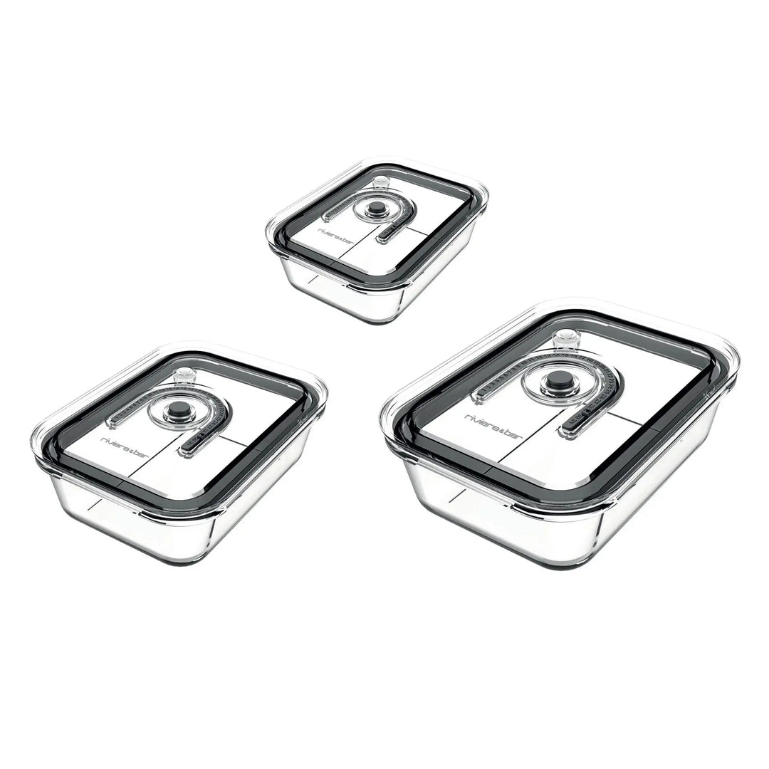 Trois boîtes de conservation alimentaires transparentes avec couvercle gris et mécanisme de fermeture daté.