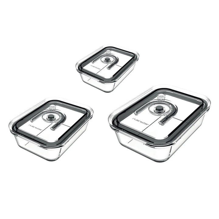 Trois boîtes de conservation alimentaires transparentes avec couvercle gris et mécanisme de fermeture daté.