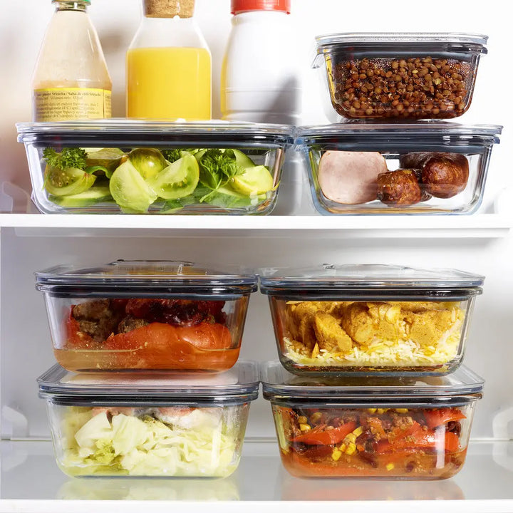 Conserves alimentaires en verre dans un réfrigérateur.