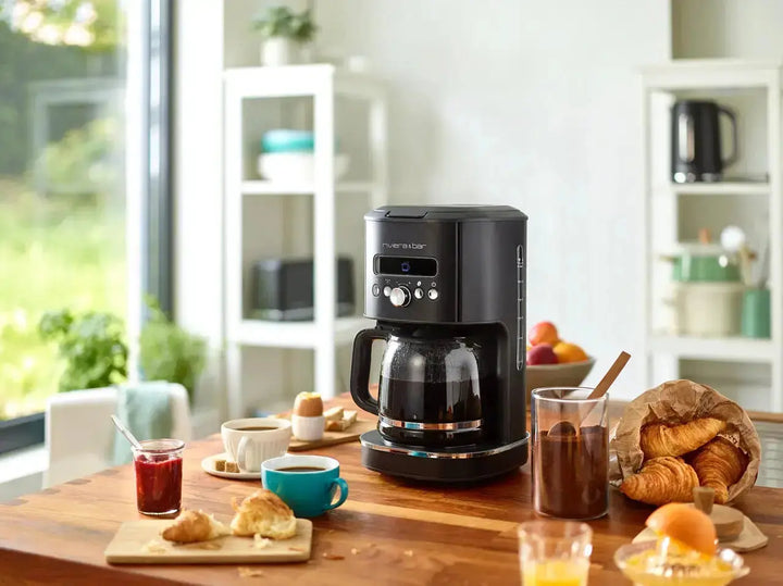 Cafetière noire Riviera & Bar sur une table de petit-déjeuner.