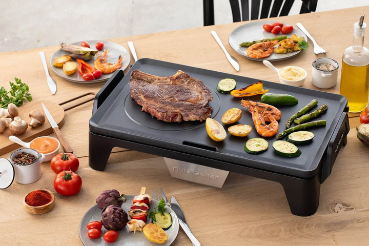 Grill électrique avec steak, légumes et crevettes.