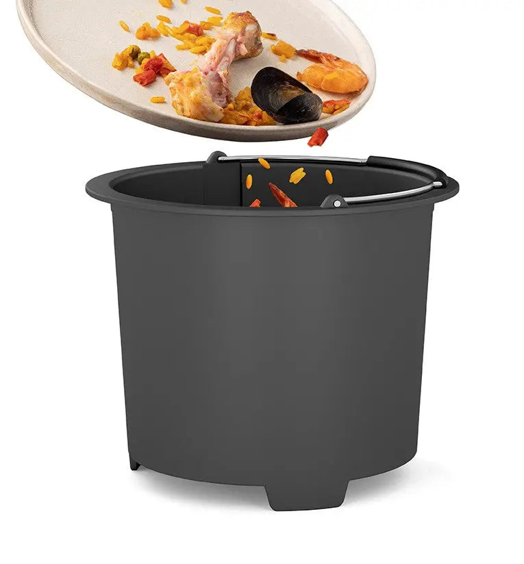 Restes de repas jetés dans une poubelle grise.