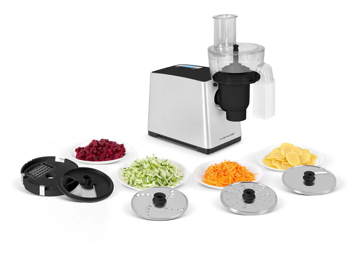 Robot de cuisine avec accessoires et légumes coupés.