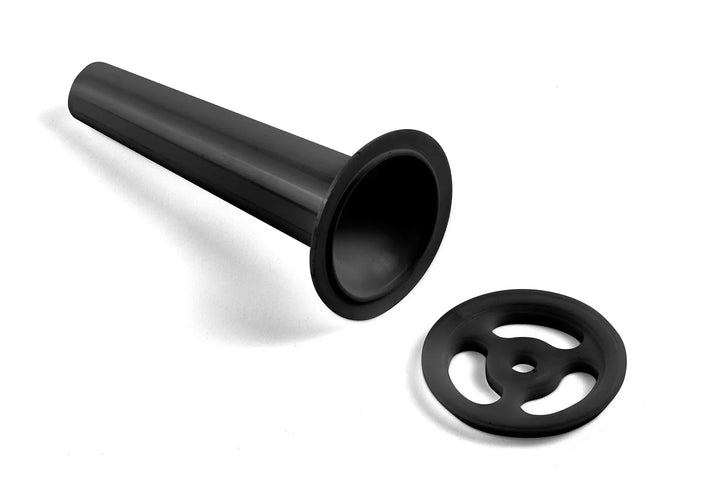 Entonnoir et filtre en plastique noir.