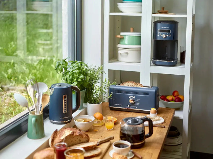 Petit déjeuner avec bouilloire, grille-pain et cafetière bleus.