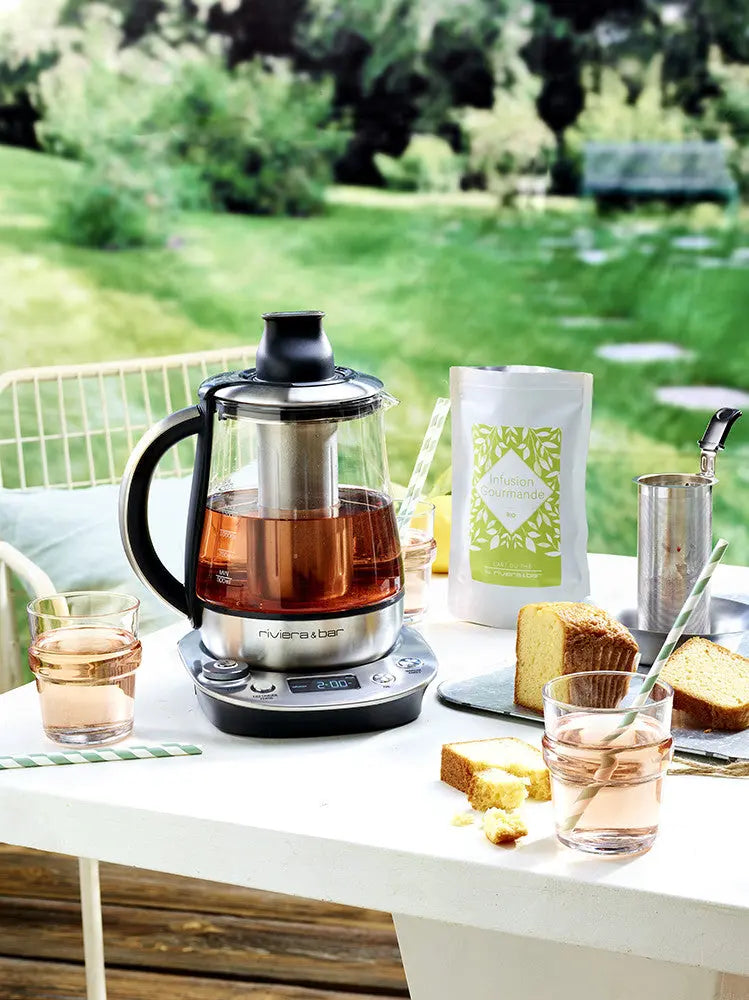 Théière électrique sur table, infusion, gâteau.