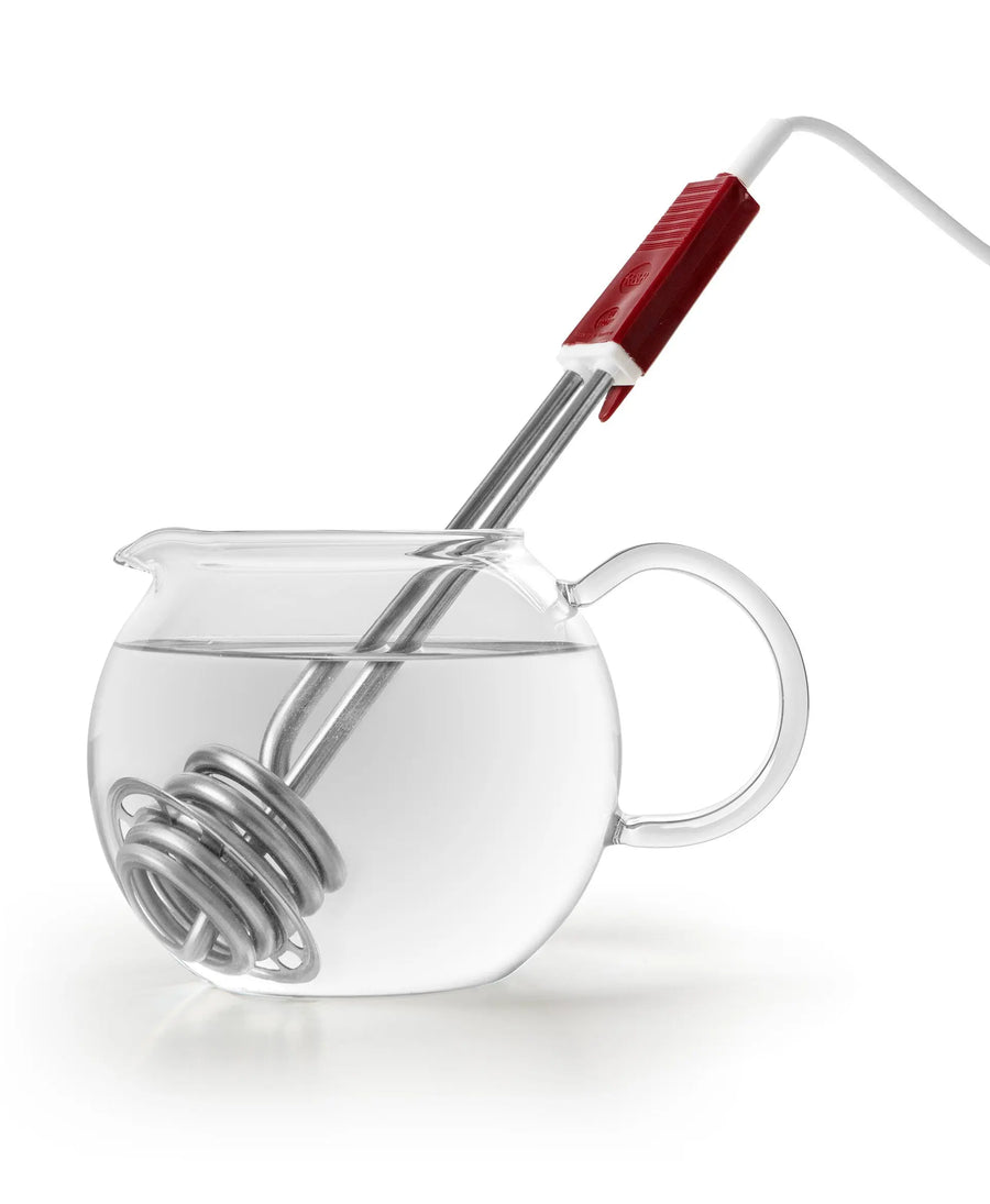Théière en verre avec un thermoplongeur.