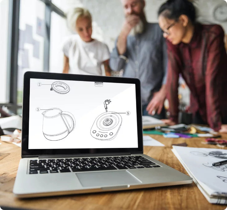Un ordinateur portable posé sur une table en bois affiche des croquis techniques d'une bouilloire et de ses pièces. Dans l'arrière-plan flou, trois personnes sont debout et collaborent à des travaux administratifs.