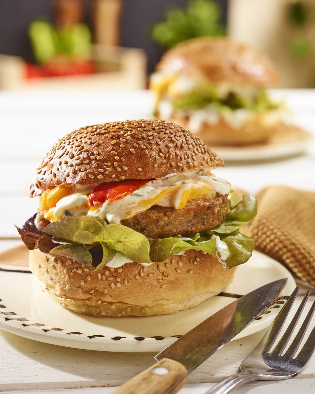Burger végétal, poivrons marinés et sauce blanche