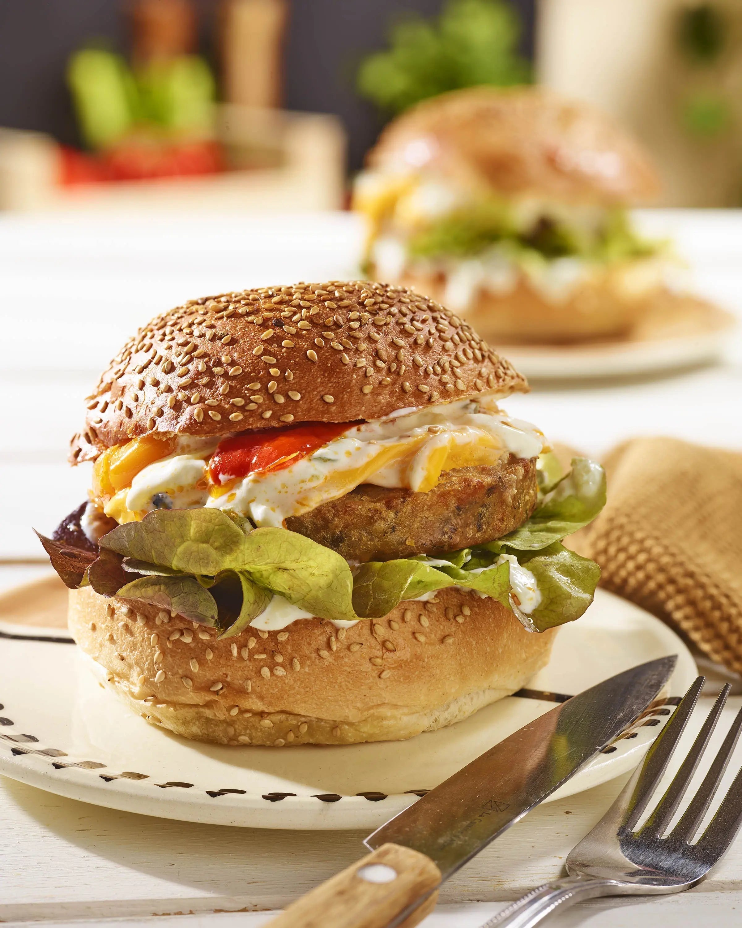 Burger végétal, poivrons marinés et sauce blanche