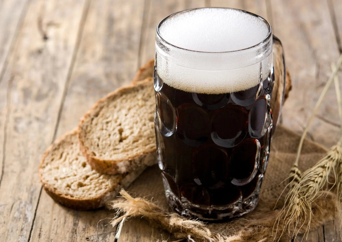 Croûte de morilles au pain à la bière, bouillon d’oignon