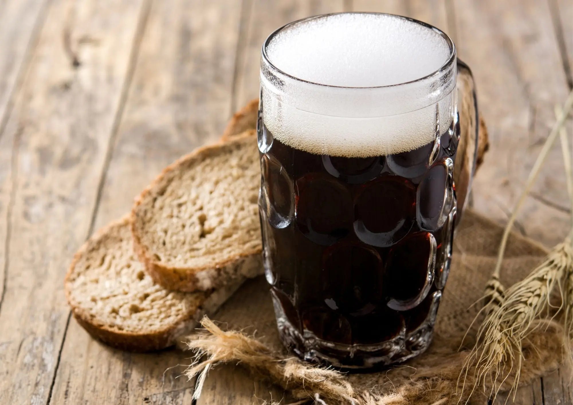Croûte de morilles au pain à la bière, bouillon d’oignon