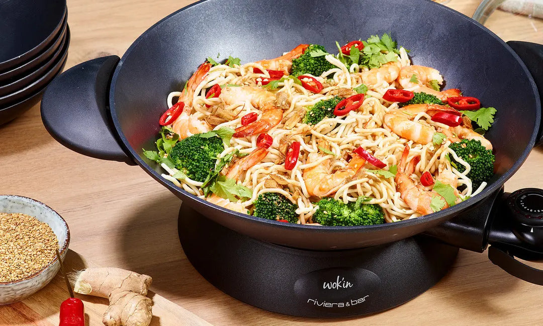 Fruits-de-mer-revenus-au-wok-avec-des-nouilles-de-riz riviera&bar