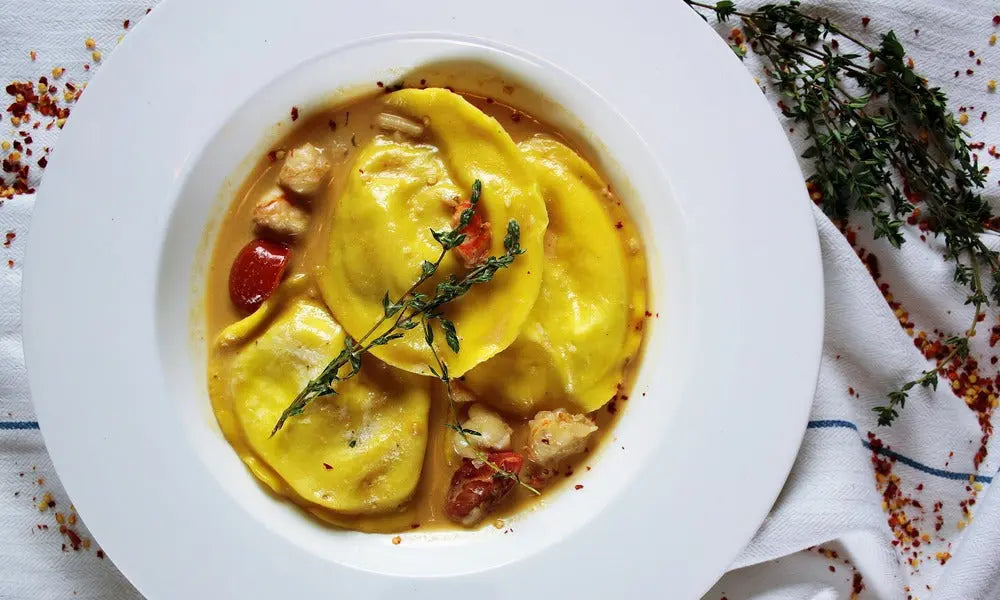 Ravioli de potiron, sauce coco et cèpes sautés - riviera&bar