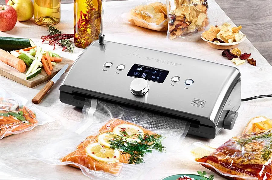 Appareil de mise sous vide riviera&bar scellant un sac de pommes de terre sur plan de cuisine