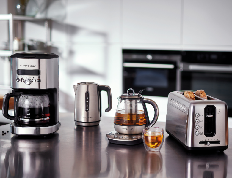 Boissons chaudes riviera&bar avec mugs blancs remplis de café fumant sur une table en bois