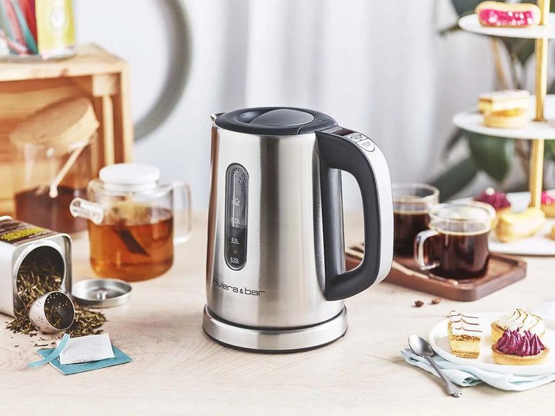 Bouilloire riviera&bar couleur rouge avec vapeur s’échappant du bec