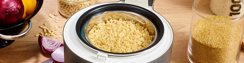 Cuiseur à riz riviera&bar moderne sur table de cuisine avec bol de riz blanc