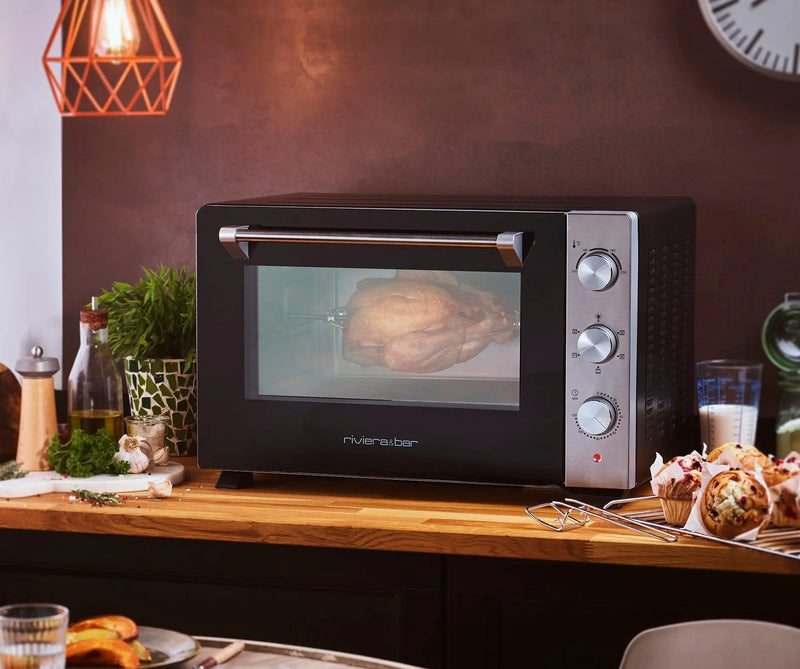 Four posable riviera&bar posé sur plan de cuisine moderne avec pizza en cuisson