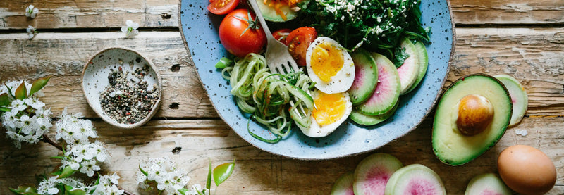 Livres de recettes riviera&bar ouverts sur des pages de cuisine avec plats appétissants en photo