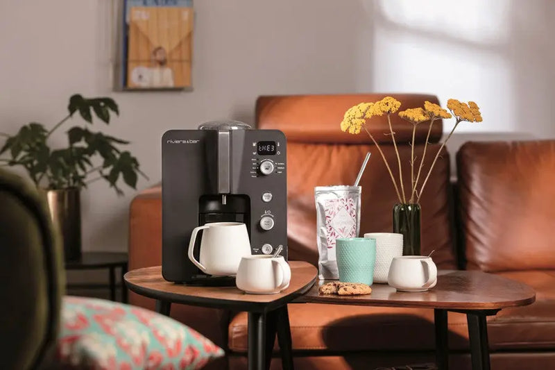 Machine à thé riviera&bar en inox avec tasse de thé vert servi