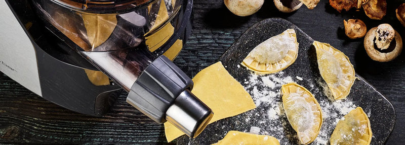 Machine à pâtes riviera&bar en inox avec pâtes fraîches sortant de la filière