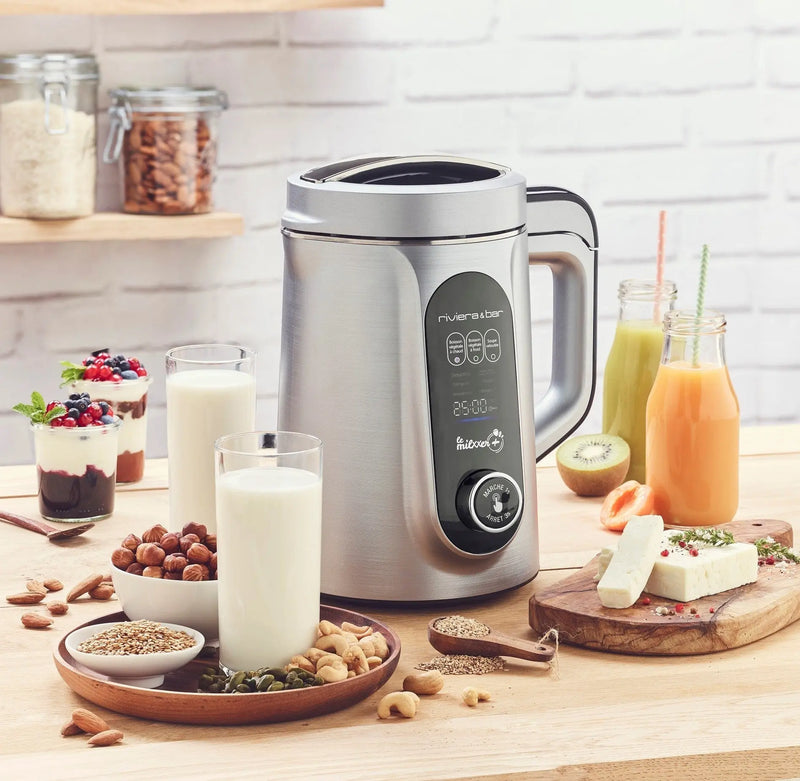 Préparateur de boissons végétales riviera&bar avec lait d’amande versé dans un verre