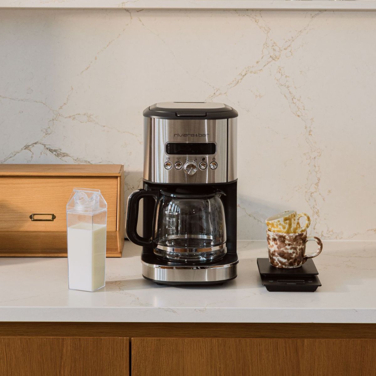Cafetière filtre riviera&bar avec carafe de café noir fumant