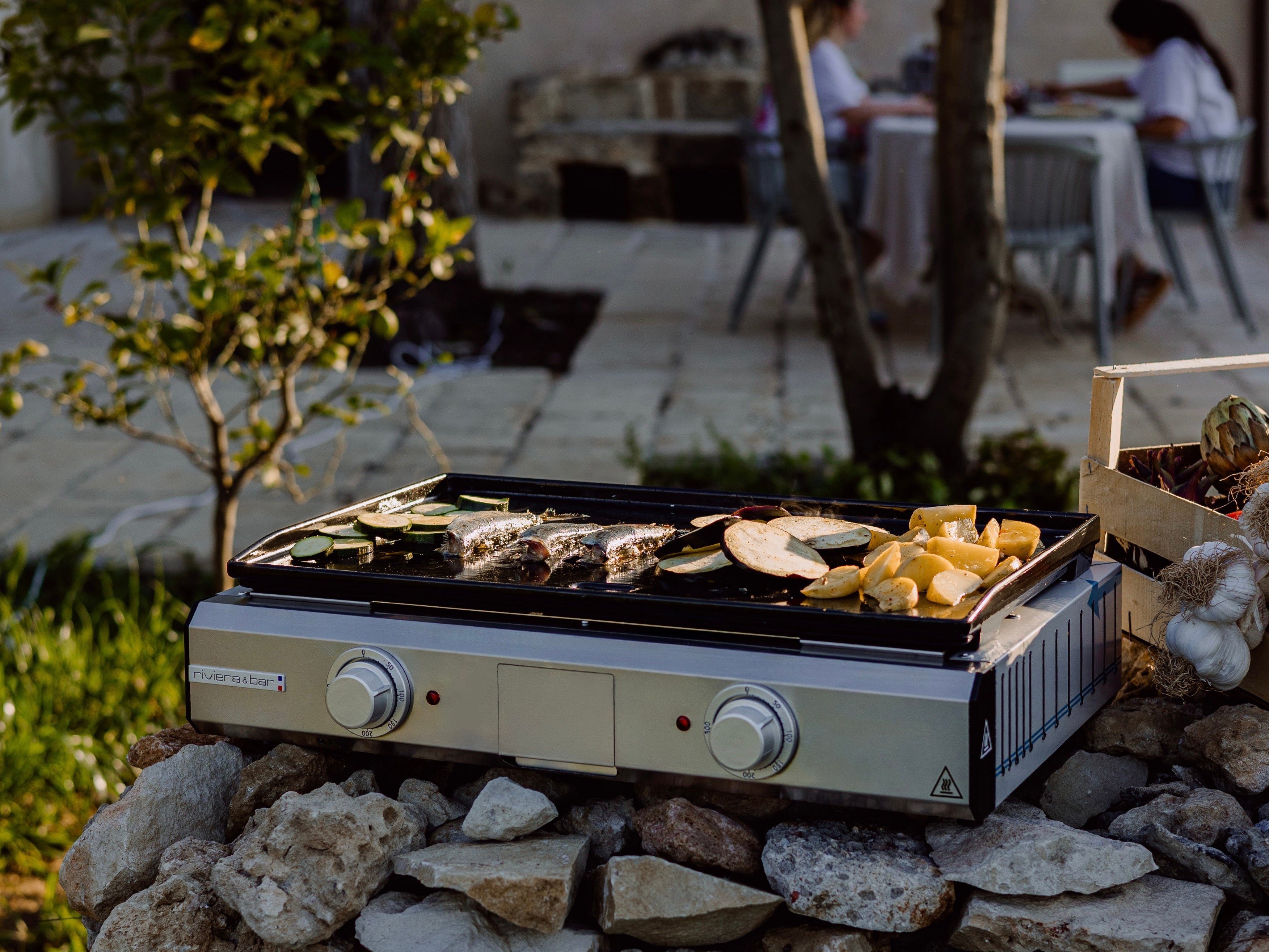 Plancha d’extérieur riviera&bar en acier inoxydable avec grillades de légumes colorés en plein air