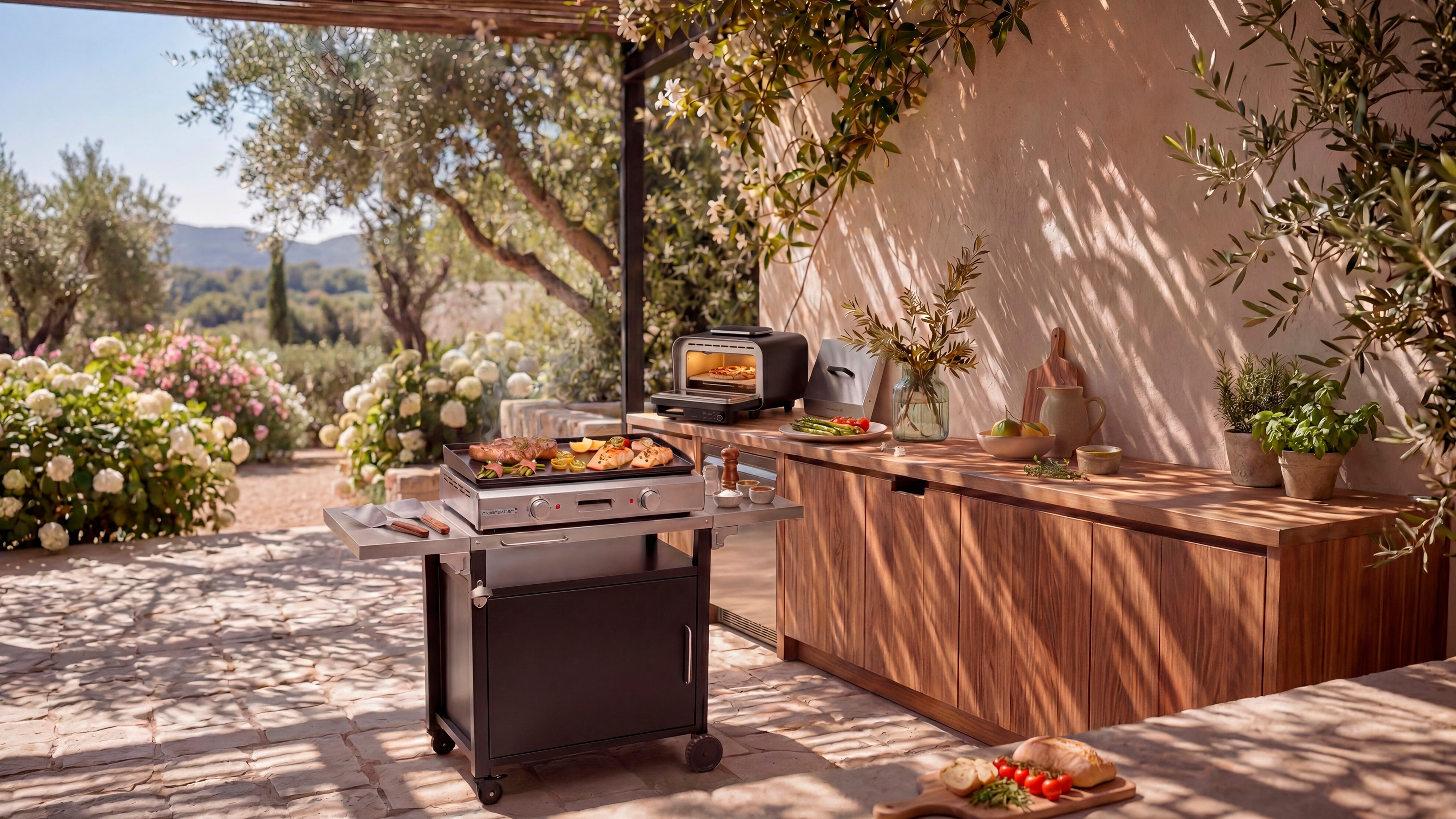Une cuisine en plein air équipée d'un barbecue à gaz, d'un four de comptoir, d'armoires en bois et d'ingrédients frais, nichée dans un jardin ensoleillé parsemé d'arbres, de fleurs et baigné d'une lumière tamisée.
