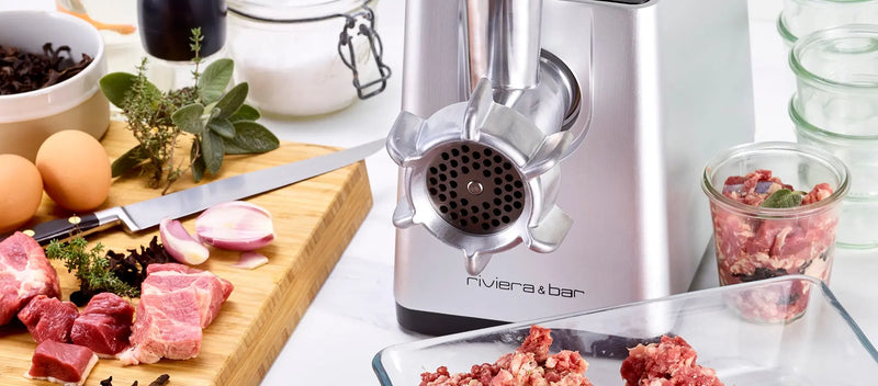 Robot hachoir multifonction riviera&bar sur un plan de cuisine avec légumes hachés