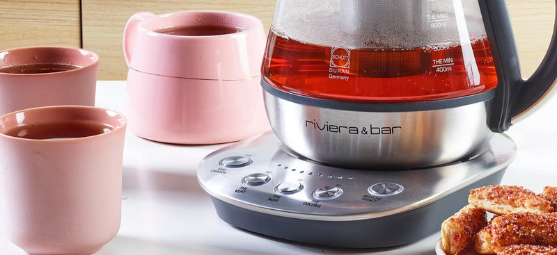 ThéCollection thé riviera&bar avec tasse blanche de thé chaud et feuilles vertes fraîches