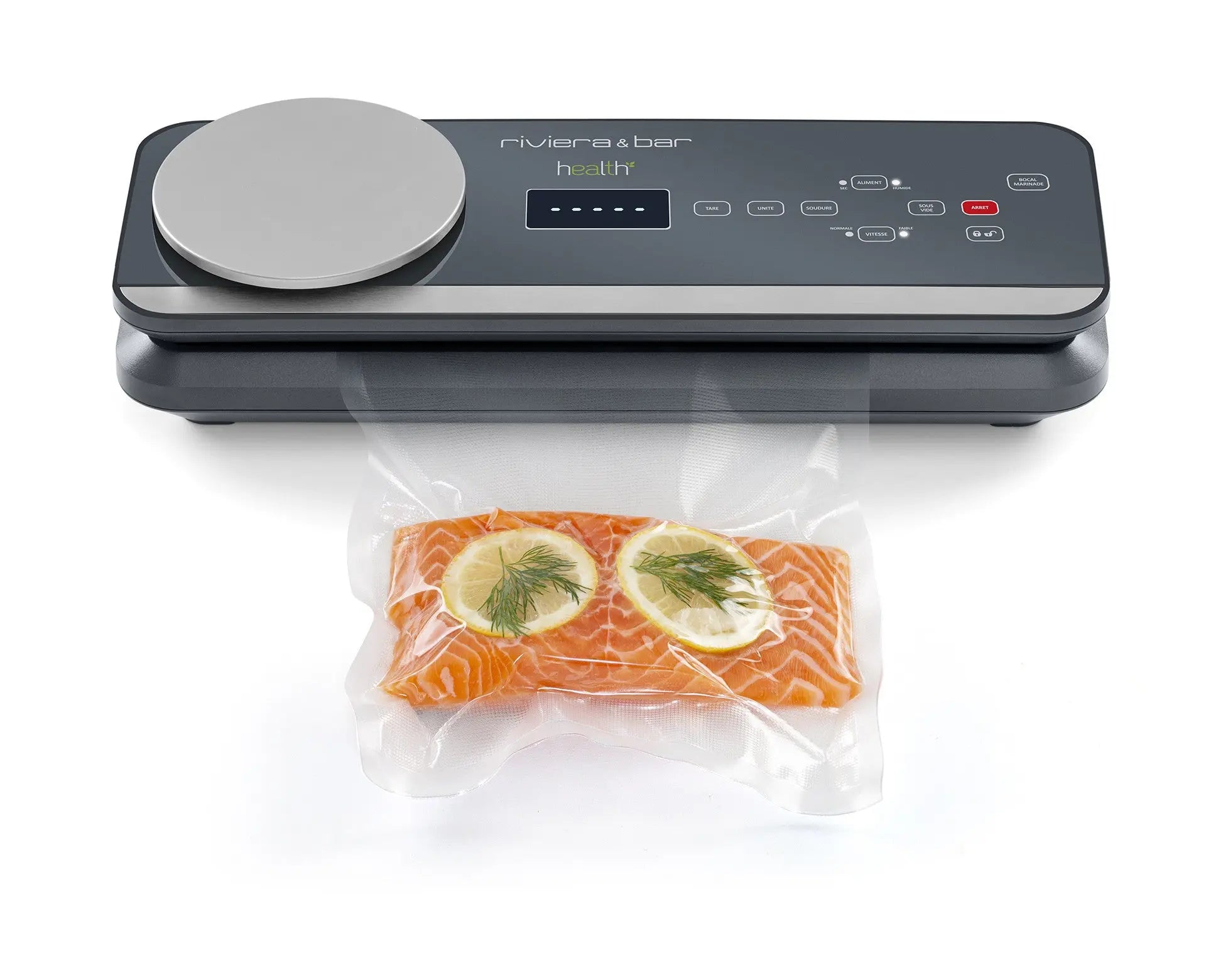 Machine à emballer sous vide avec saumon emballé.