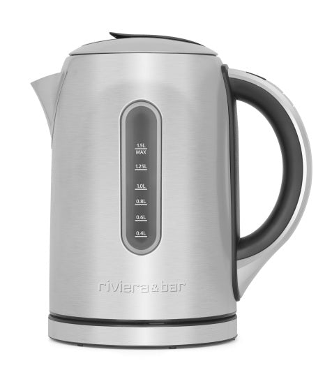 La Bouilloire Mila - Inox (1,5L) de riviera&bar possède une poignée noire, un indicateur d'eau, un bec verseur et un thermostat réglable. La marque est visible sur la base. Présentée sur fond blanc.