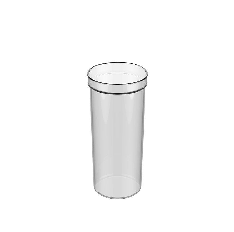 Un gobelet en plastique vide et transparent, au bord lisse, se tenant debout sur un fond blanc.