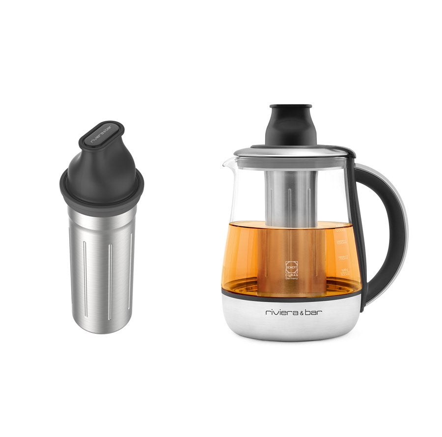 Un infuseur de thé en acier inoxydable et une théière en verre avec une base en acier inoxydable, une poignée et un panier d'infusion rempli de thé ambré. La théière est étiquetée riviera & bar.