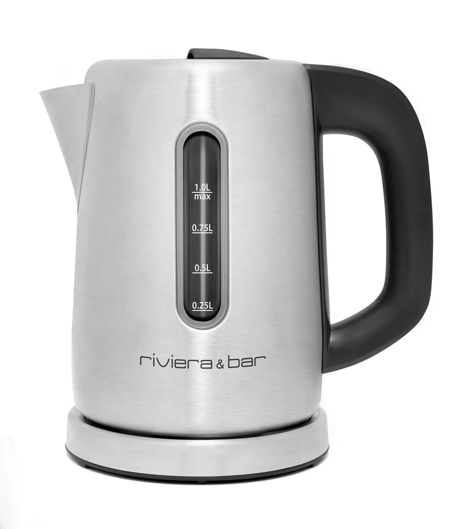 Bouilloire en acier inoxydable avec poignée noire.
