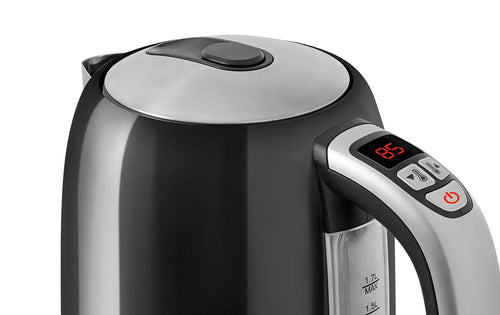 Un gros plan de la Bouilloire Serena | Noir | 1,7L de riviera&bar montre son couvercle en acier inoxydable, l'affichage digital de 85°C, les boutons de contrôle sur la poignée, et 11 réglages de température pour un chauffage précis.
