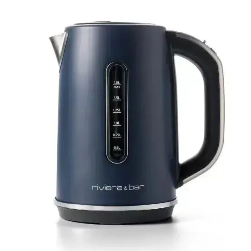 La Bouilloire Aria - 1,8 L de riviera&bar présente une poignée noire, un bec verseur argenté et un indicateur de niveau d'eau transparent jusqu'à 1,8 litre. Le nom de la marque est imprimé sur le bas de la face avant.