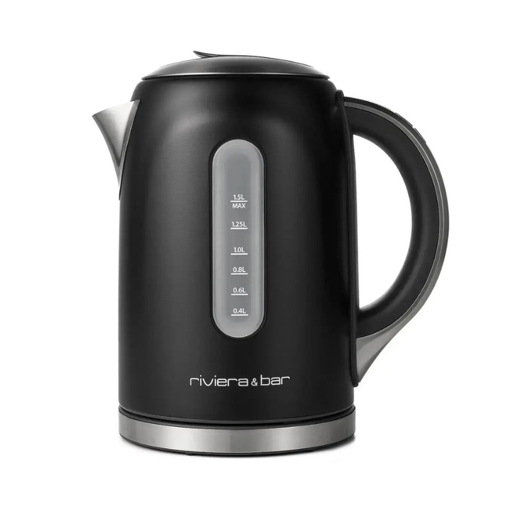 La Bouilloire Mila - Black Satin (1,5L) de riviera&bar a un bec et une poignée argentés, un indicateur de niveau d'eau transparent jusqu'à 1,5L, et une marque élégante près de la base.