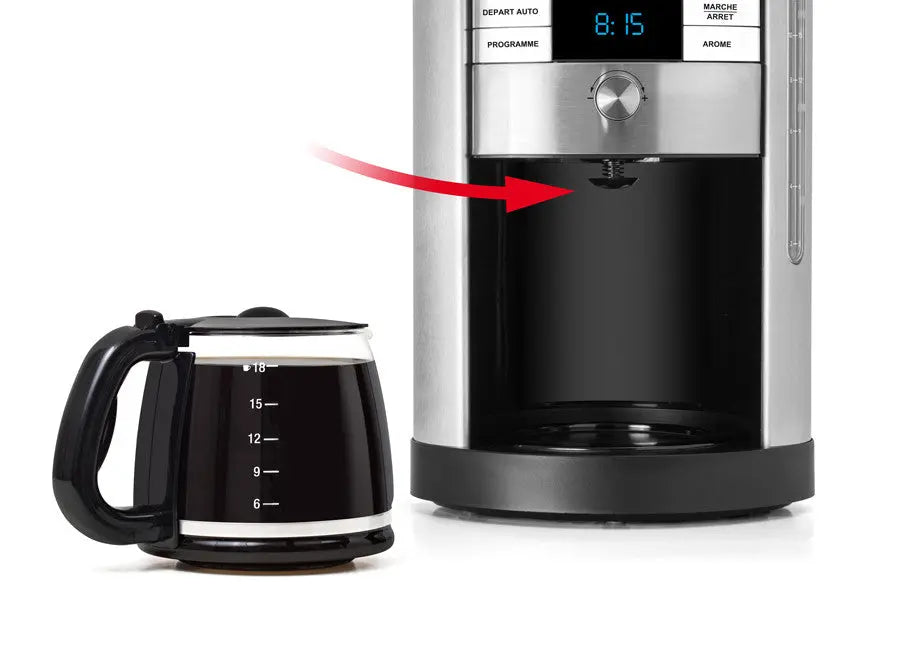Cafetière avec verseuse remplie de café.
