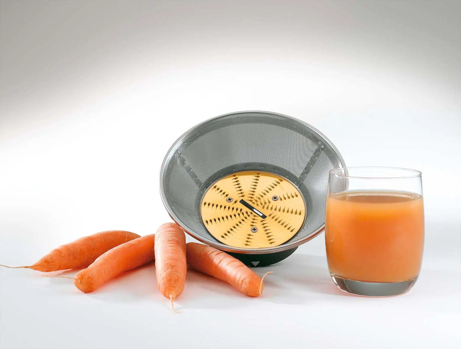 Jus de carottes, presse-agrumes et carottes.
