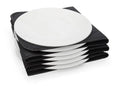 Une pile de six Chauffe-assiettes riviera&bar, chacune séparée par une serviette en tissu noir pliée, est présentée sur un fond blanc.